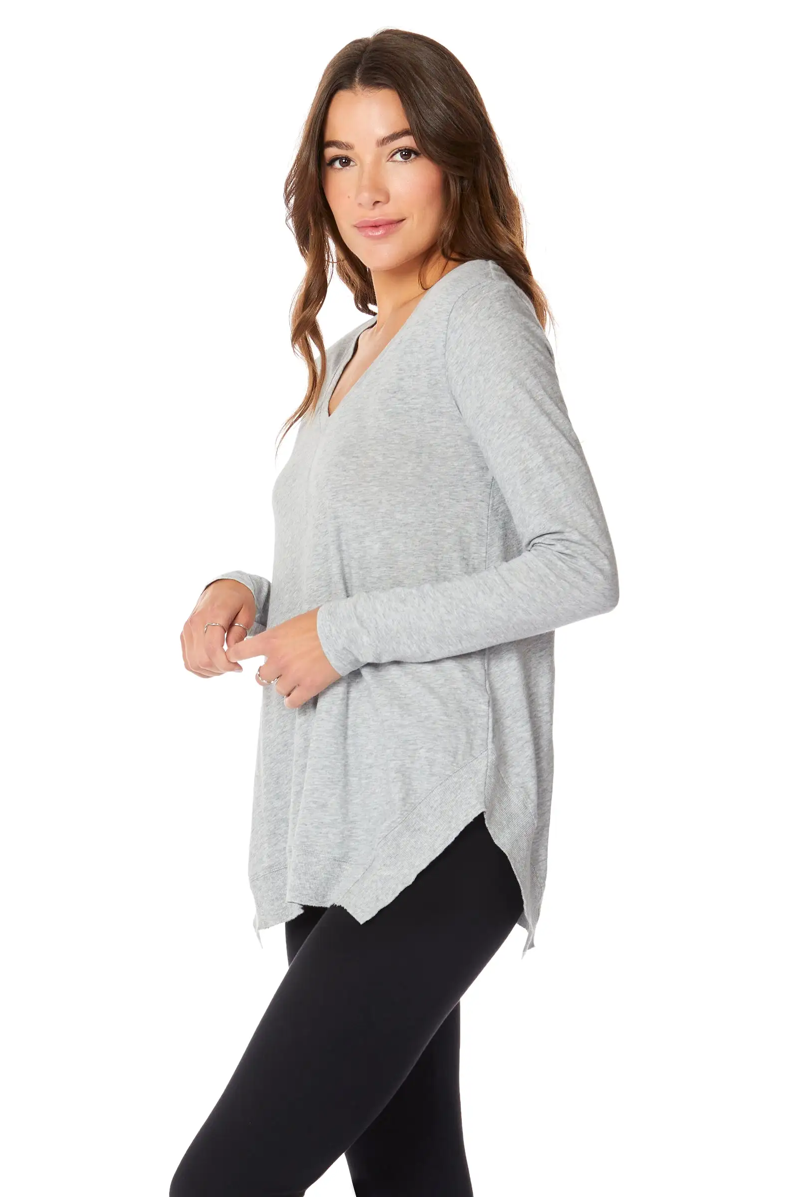 V-NECK LONG SLEEVE HEM TEE